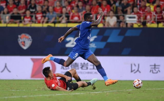 企鹅体育排球直播-【中超】阿齐兹破门邓涵文染红 蓉城0比1三镇遭连败