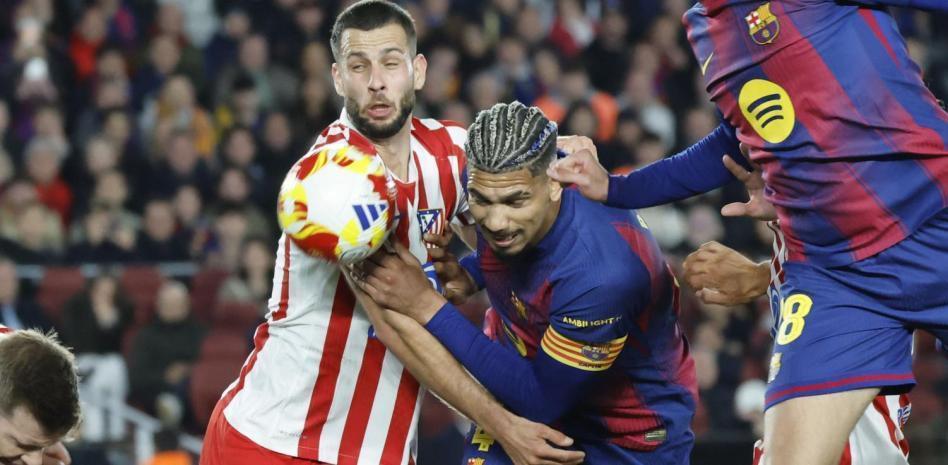 企鹅体育免费直播在线观看-世体：阿劳霍客串中锋牵制作用突出，他可以成为巴萨应急选择