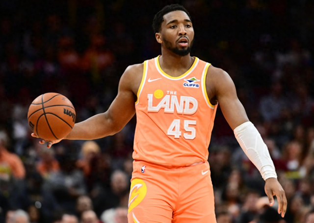 企鹅体育直播tv版-17届之光！米切尔砍下15000分，同届塔图姆福克斯热巴多少分？|阿德巴约|多诺万-米切尔|克利夫兰骑士队|达拉斯独行侠队|巴姆-阿德巴约_新浪体育_新浪新闻